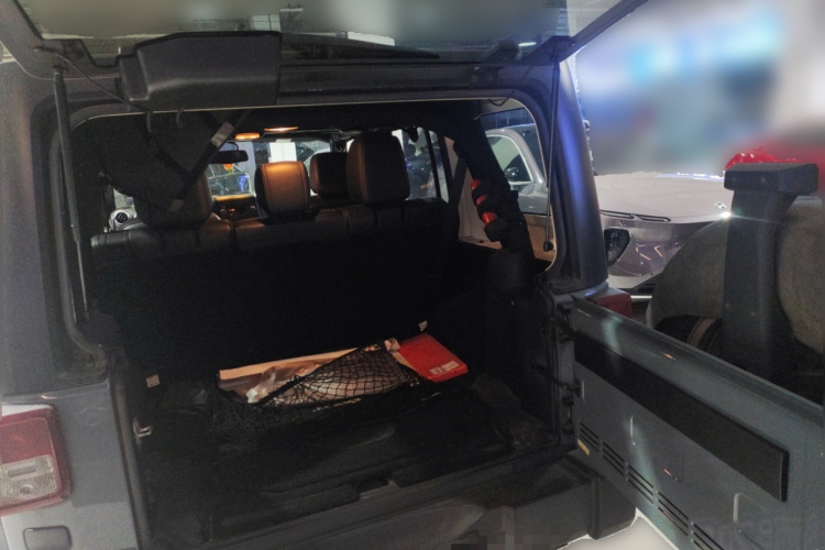 Jeep 牧马人 2015款 3.0L Sahara 四门舒享版局部细节23