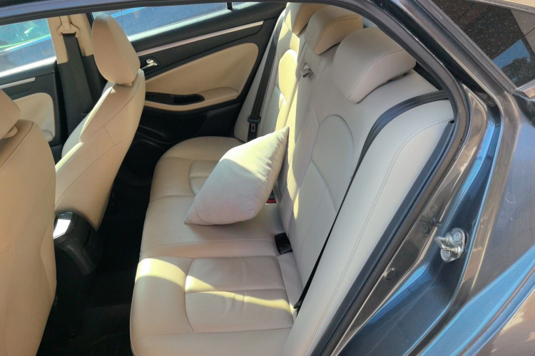 奔腾B70 2014款 2.0L 自动豪华型中控内饰21