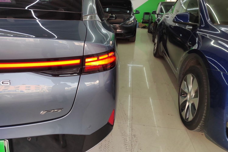 小鹏P5 2022款 550E车身外观9