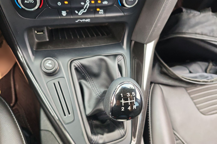 福特 福克斯 2015款 三厢 1.6L 手动风尚型局部细节18