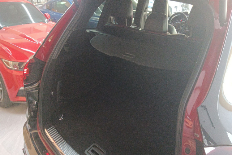 保时捷 2016款 Cayenne 3.0T机舱底盘23