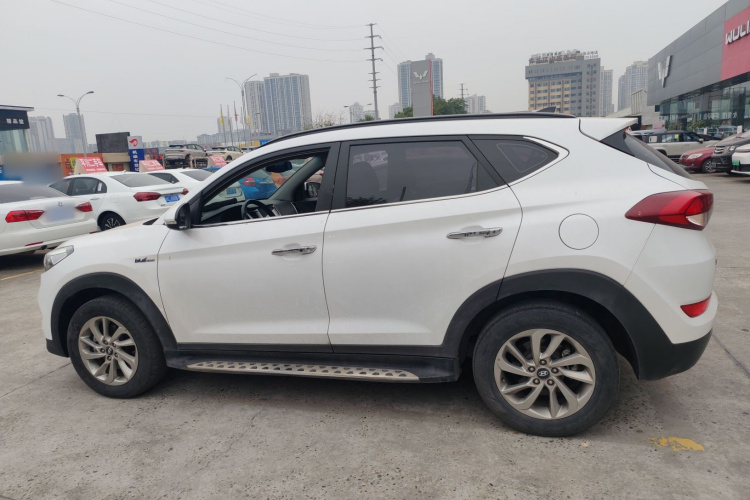 现代 途胜 2015款 1.6T 双离合两驱智能型车身外观4