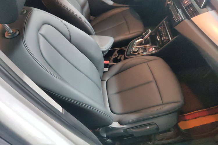 宝马2系多功能旅行车 2019款 220i 领先型局部细节41