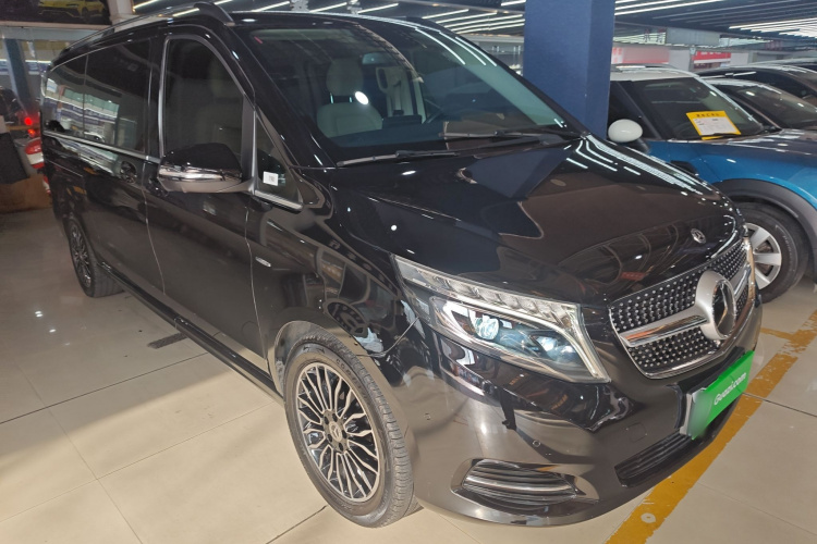 奔驰V级 2018款 V 260 L 尊贵加长版 国VI车身外观3