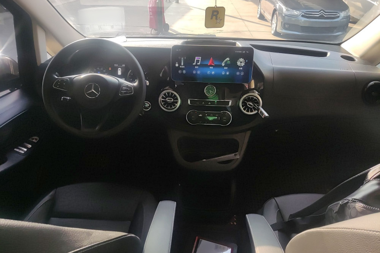 奔驰 威霆 2021款 2.0T 精英版 7座中控内饰7002