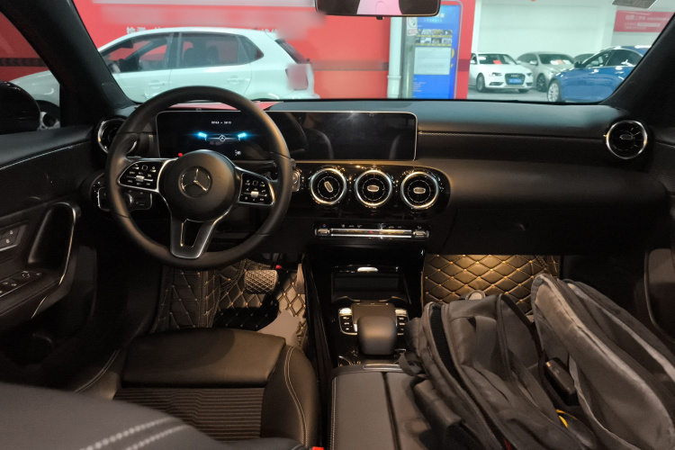 奔驰A级(进口) 2019款 A 200 动感型中控内饰12