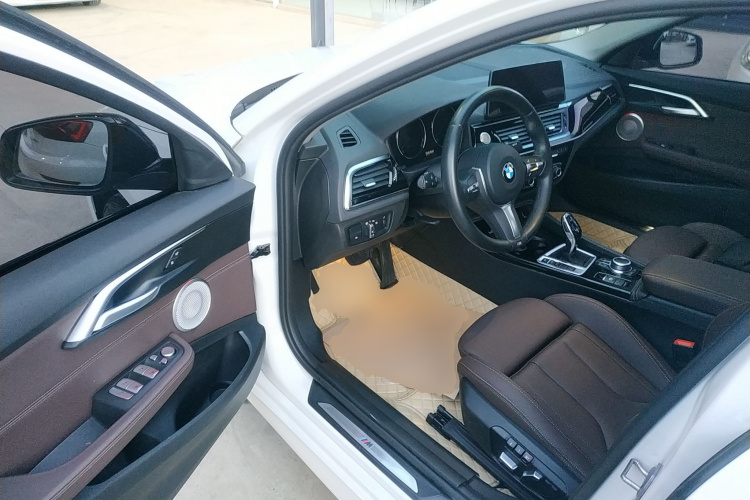 宝马1系 2021款 改款 125i M运动曜夜版中控内饰7003