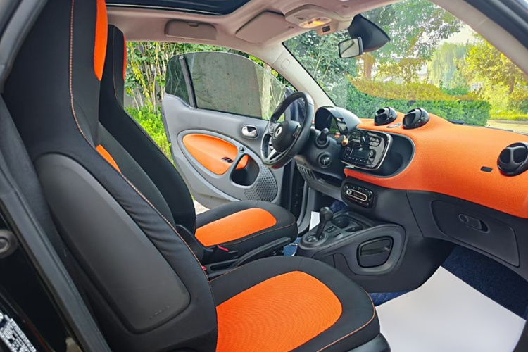 smart fortwo 2015款 1.0L 52千瓦硬顶激情版中控内饰7001