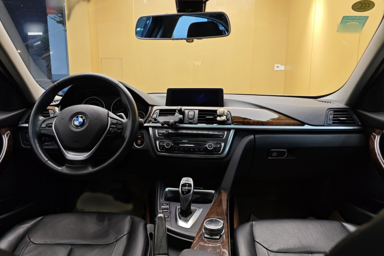 宝马3系 2014款 320Li 豪华设计套装中控内饰7012