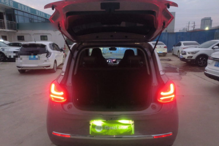 五菱汽车 五菱缤果 2023款 333km 灵犀互联+款机舱底盘23