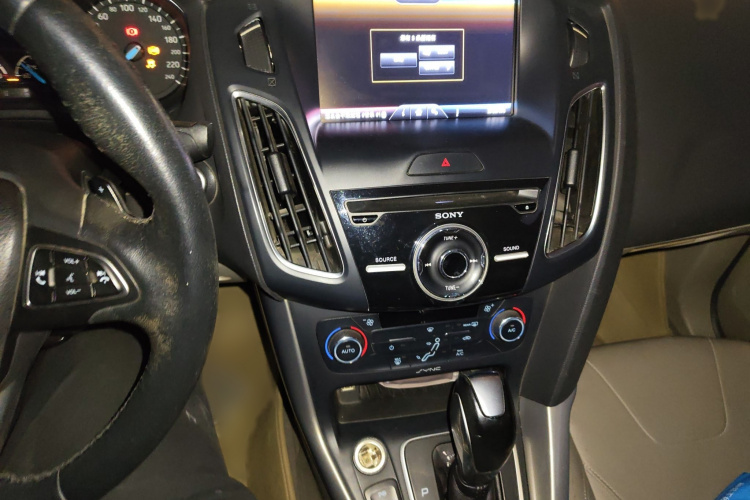 福特 福克斯 2015款 三厢 EcoBoost 180 自动旗舰型局部细节16