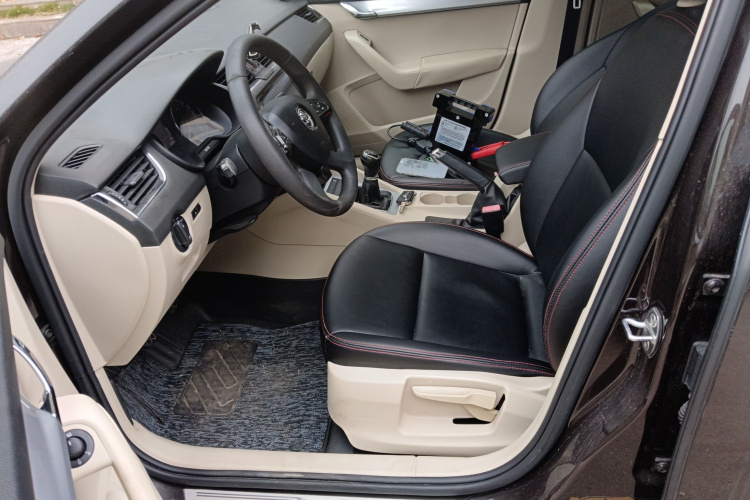 斯柯达 明锐 2015款 1.6L 手动逸杰版中控内饰19