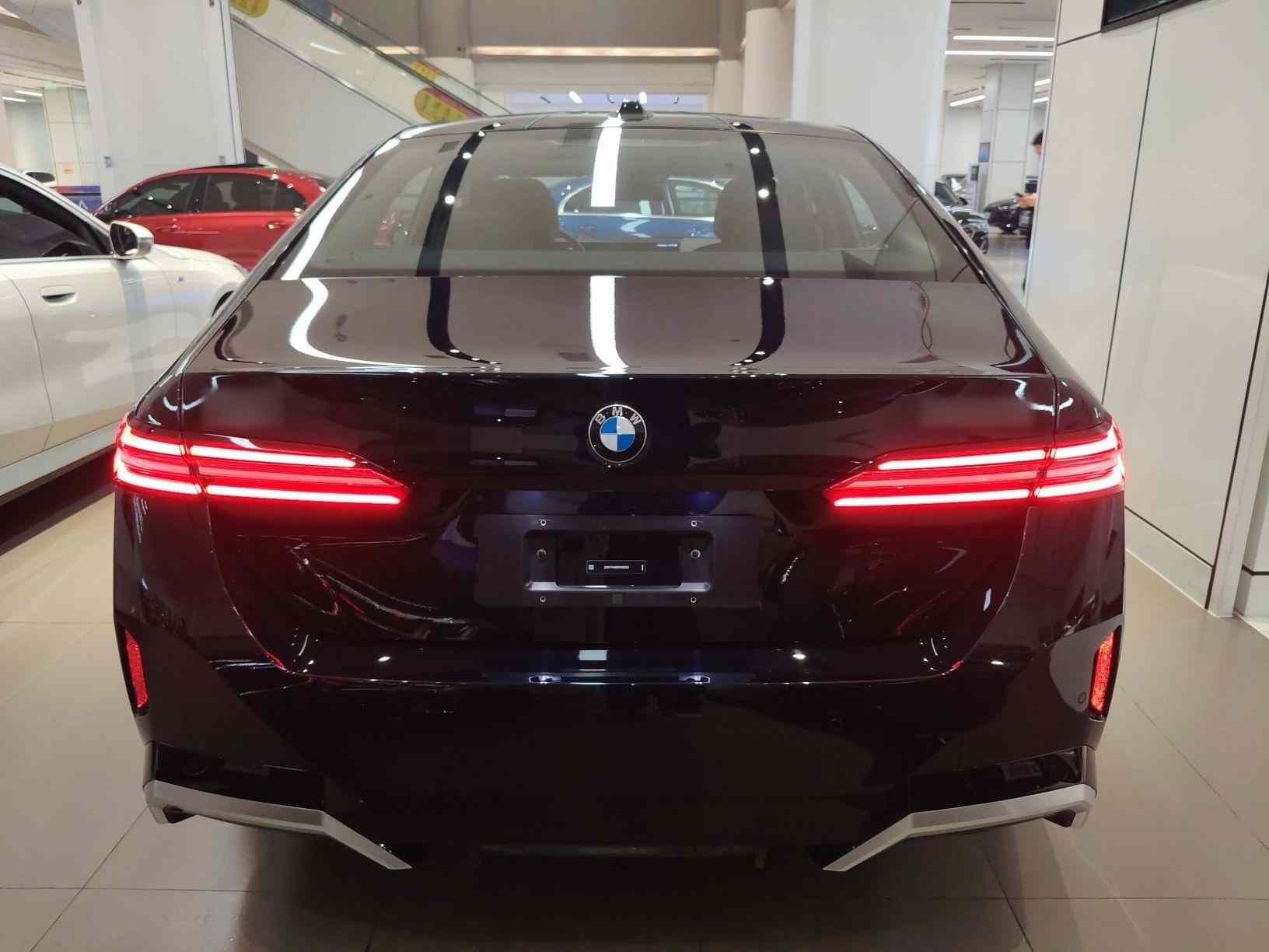 宝马5系 2025款 530Li 尊享型 M运动套装(4)