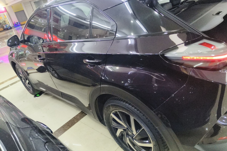 哪吒汽车 哪吒U 2021款 Pro 500 环球版车身外观4