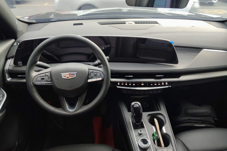 凯迪拉克XT4 2024款 28T 两驱尊贵型中控内饰12