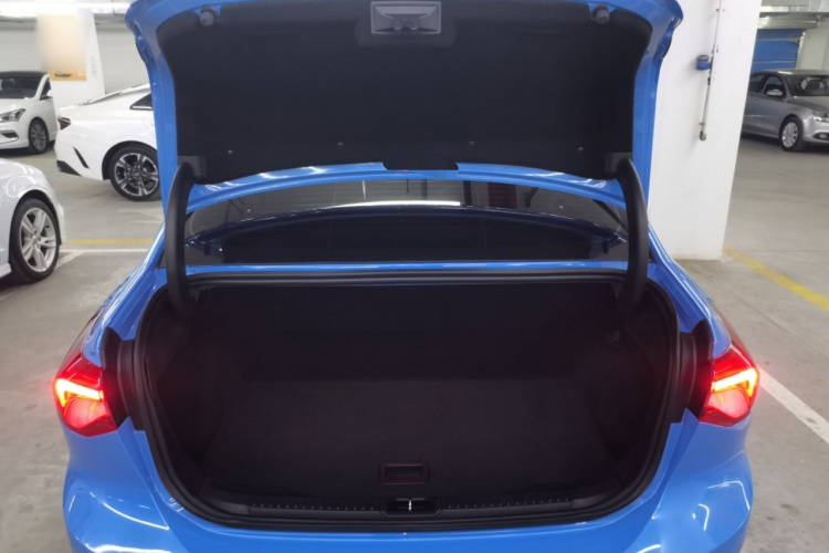 福特 福克斯 2022款 三厢 EcoBoost 180 自动ST Line机舱底盘23