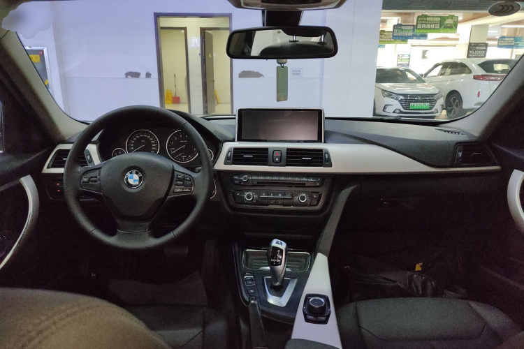宝马3系 2015款 316Li 时尚型中控内饰12