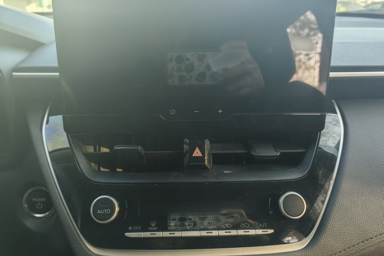 丰田 卡罗拉锐放 2024款 2.0L 智能电混双擎 先锋版中控内饰7004