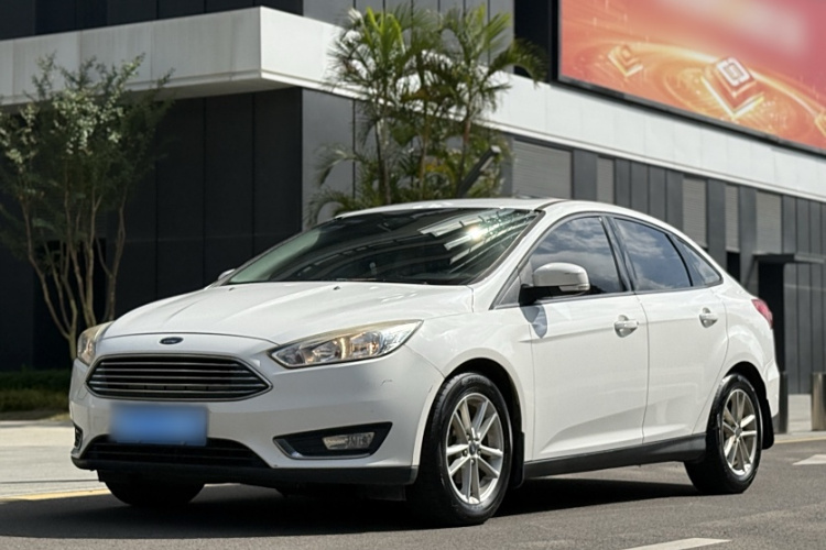 福特 福克斯 2017款 三厢 1.6L 自动风尚型智行版车身外观1