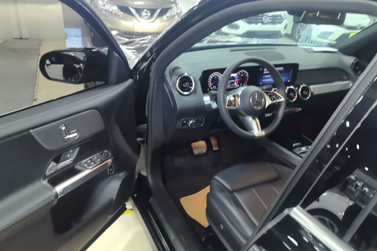 奔驰GLB 2024款 GLB 200 动感型中控内饰20