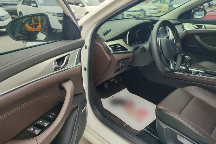 长安 逸动 2018款 1.6L GDI 手动领尚型中控内饰20