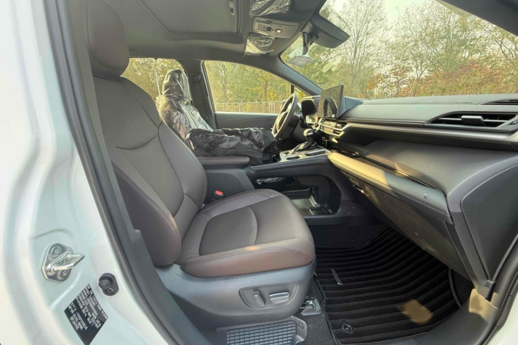 丰田 格瑞维亚 2026款 2.5L混动 尊贵PLUS四驱版中控内饰7004