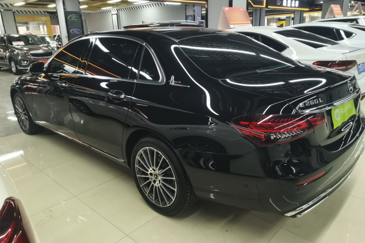 奔驰E级 2022款 E 260 L车身外观4