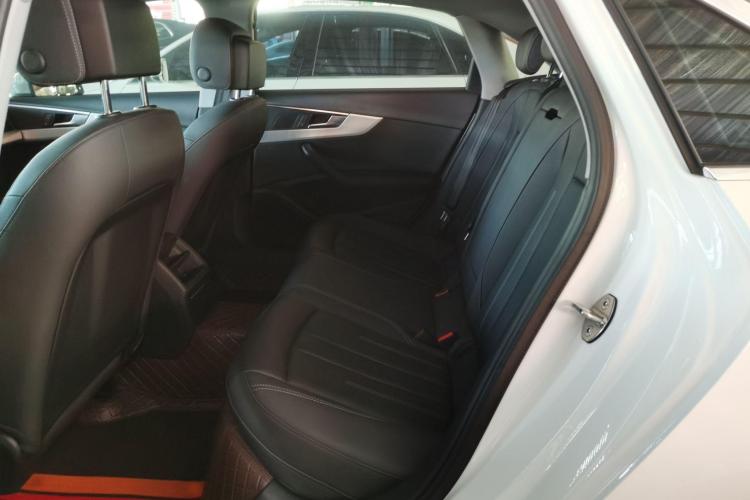 奥迪A4L 2020款 40 TFSI 时尚致雅型中控内饰7001