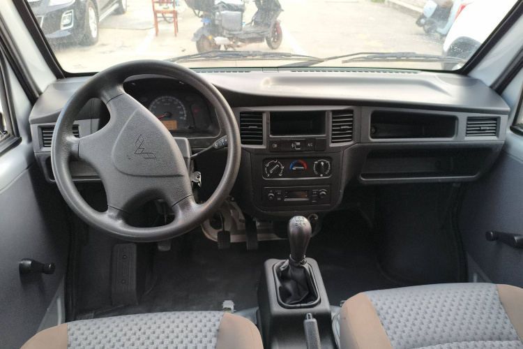 五菱汽车 五菱之光 2020款 1.2L 厢式运输车实用型 国VI 5座 LSI中控内饰7002