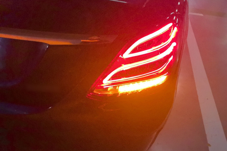 奔驰C级 2017款 改款 C 200 L 运动版车身外观9