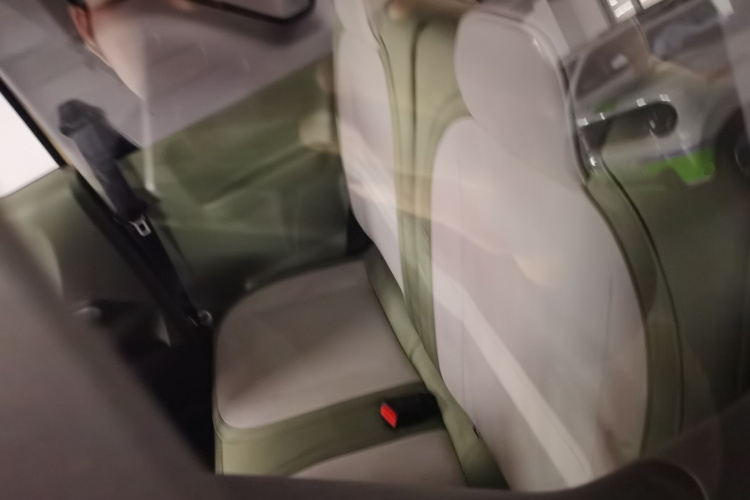 吉利银河 2025款 210km 熊猫骑士中控内饰21