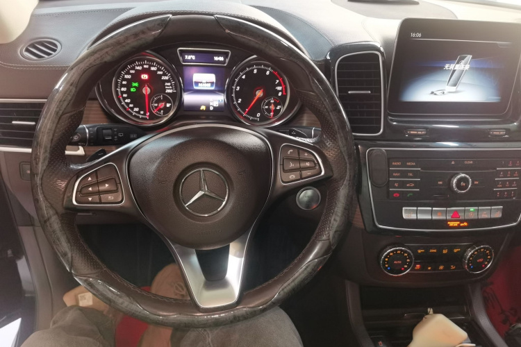 奔驰GLE 2019款 GLE 400 4MATIC 臻藏版中控内饰13