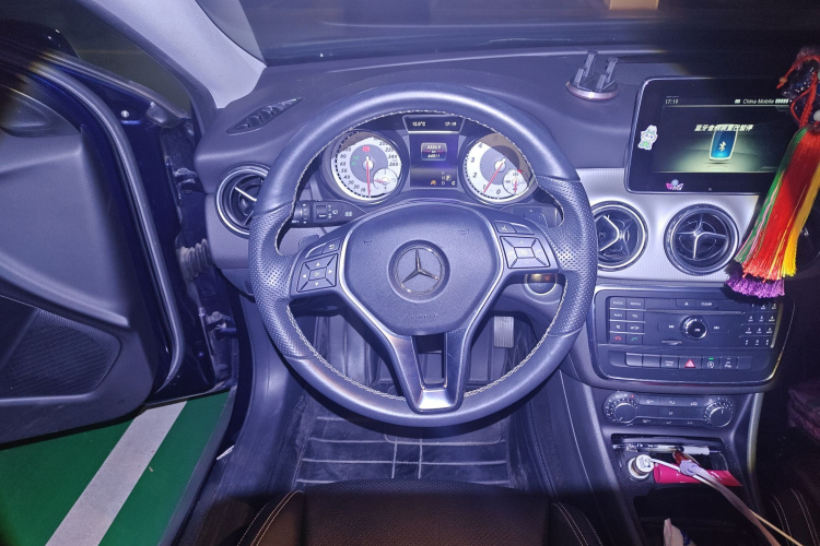 奔驰GLA 2016款 GLA 200 动感型中控内饰13