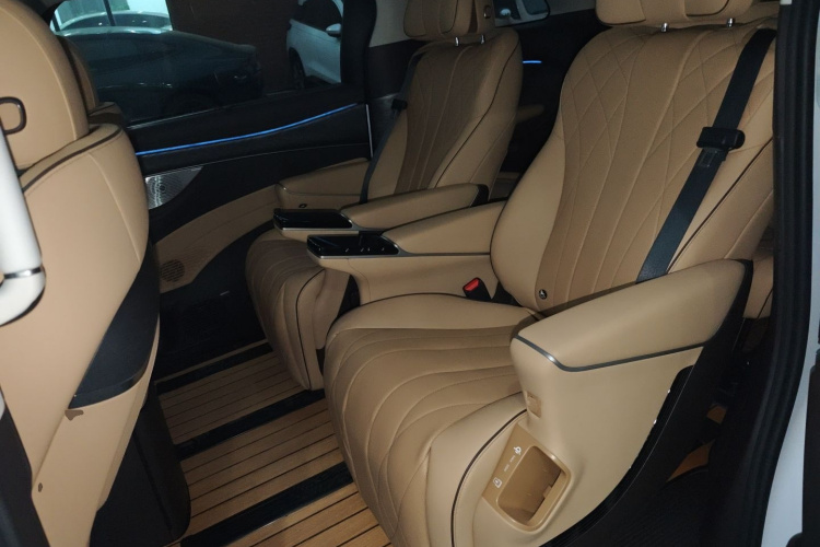 腾势D9 2024款 DM-i 980 四驱尊贵型中控内饰21