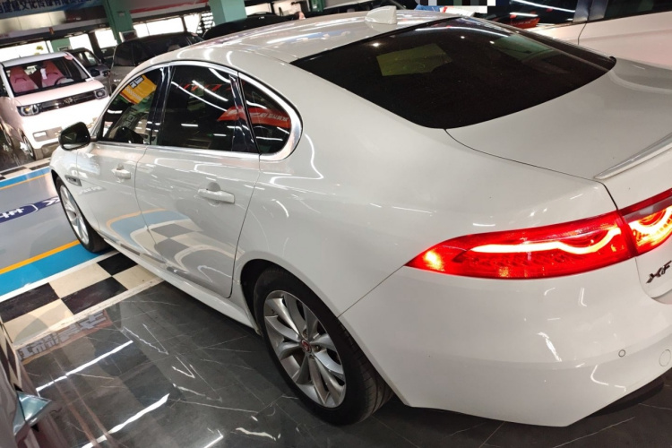 捷豹XF 2016款 XF 2.0T 两驱R-Sport运动版车身外观6003