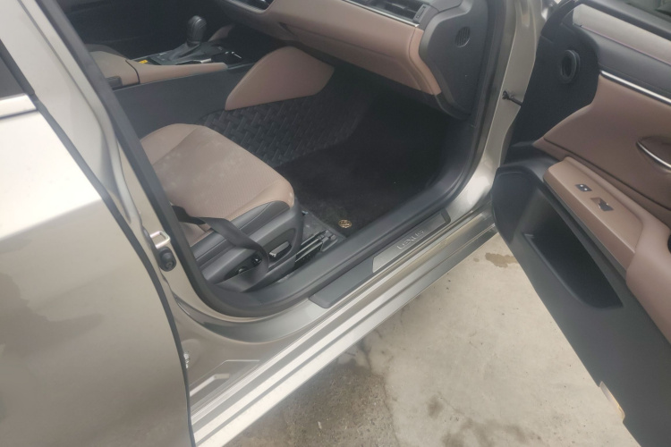 雷克萨斯ES 2025款 200 臻享版局部细节9005