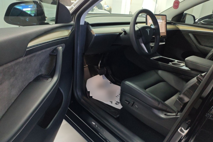 特斯拉 Model Y 2022款 改款 长续航全轮驱动版中控内饰7003