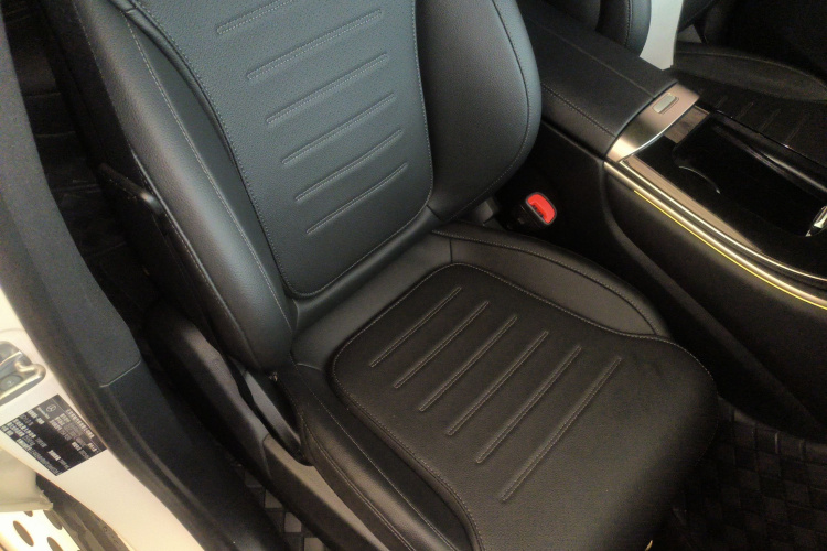 奔驰GLC 2023款 GLC 300 L 4MATIC 动感型 5座局部细节41