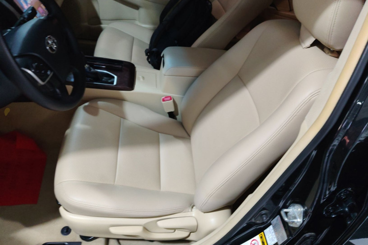 丰田 凯美瑞 2016款 2.0E 十周年纪念精英版中控内饰19