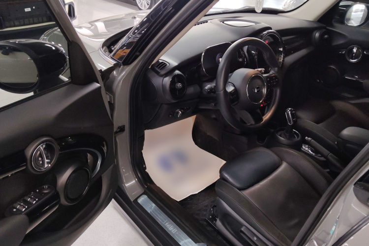 MINI 2022款 1.5T COOPER 艺术家 五门版中控内饰20