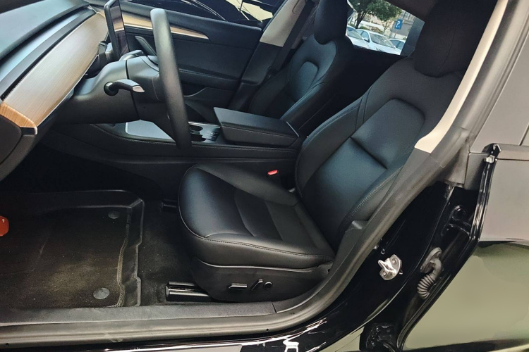 特斯拉 Model 3 2022款 后轮驱动版中控内饰19