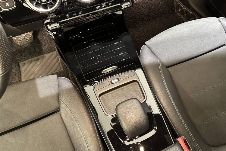 奔驰A级 2019款 A 180 L 运动轿车中控内饰7004
