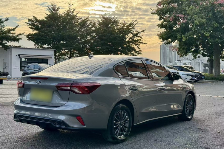 福特 福克斯 2022款 三厢 EcoBoost 180 自动竞速版车身外观6004