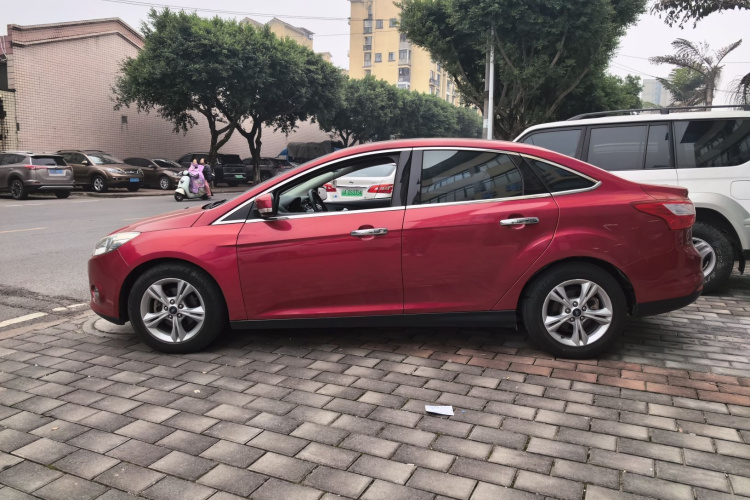 福特 福克斯 2012款 三厢 1.6L 自动风尚型车身外观4