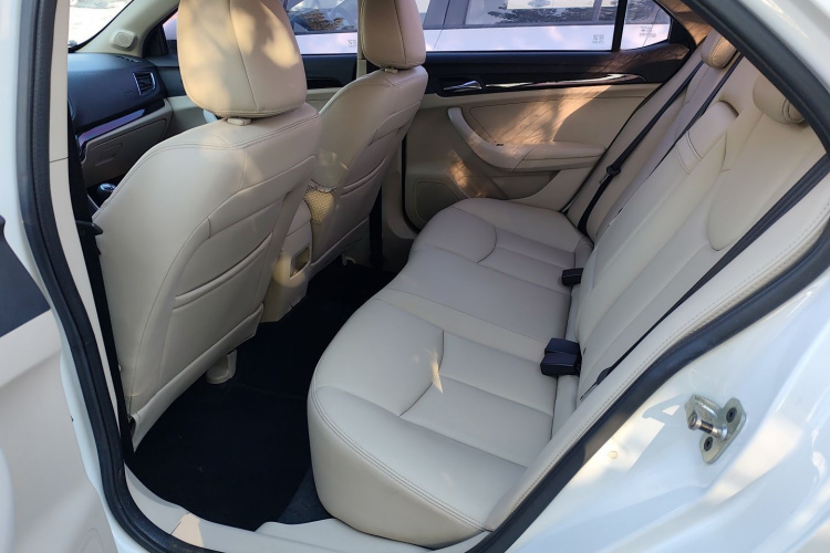 荣威360 2015款 1.5L 手动豪华版中控内饰7004