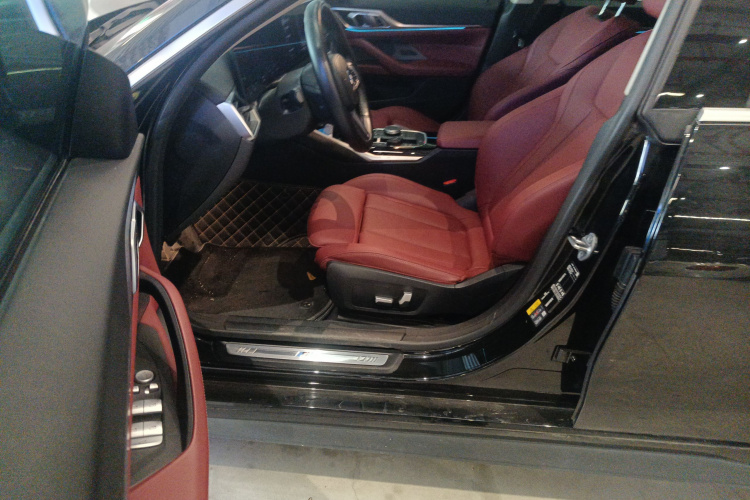 宝马i4 2023款 eDrive35中控内饰7003