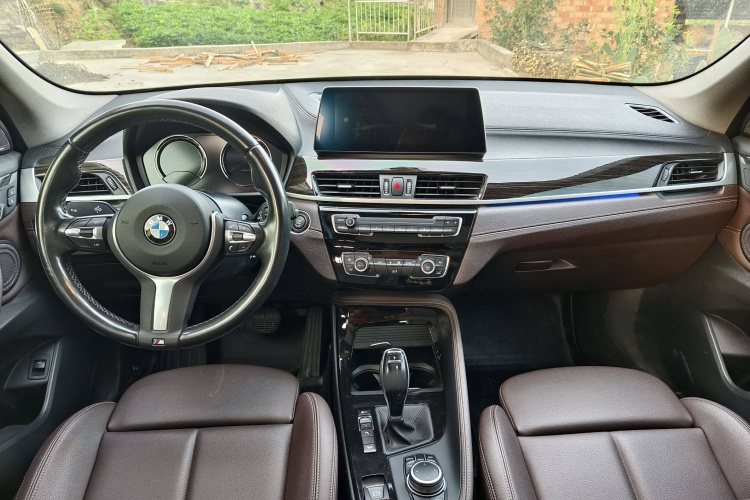 宝马X1 2022款 改款 xDrive25Li 尊享型中控内饰7009
