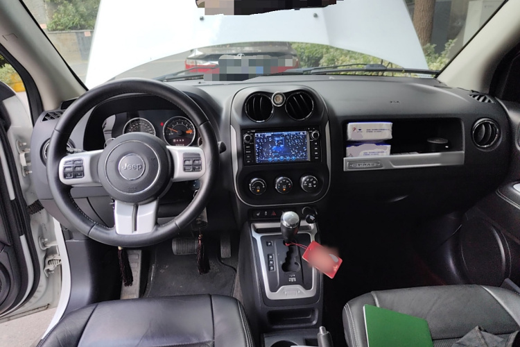 Jeep 指南者(进口) 2013款 2.0L 两驱豪华版中控内饰12