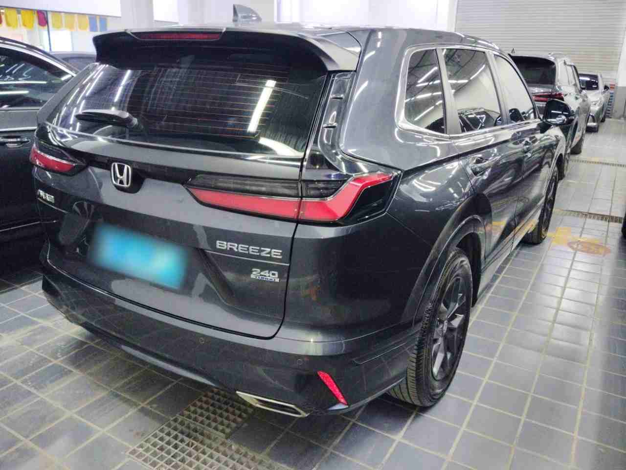 车辆右后45度外观展示