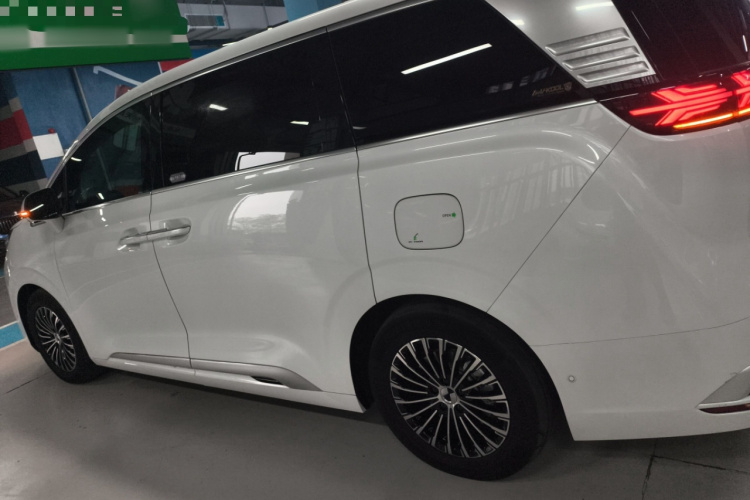 腾势D9 2022款 DM-i 970 四驱旗舰型车身外观4